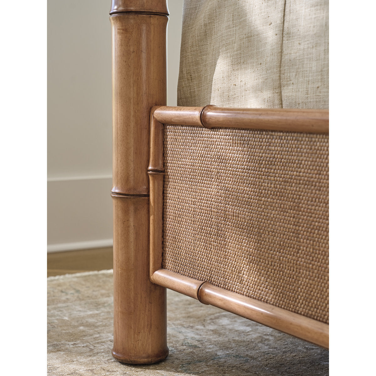 Islandia Canopy Bed